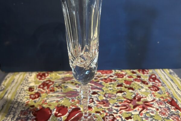 Zwaar bewerkt kristallen champagne flute Val Saint Lambert met 6 kantige voet