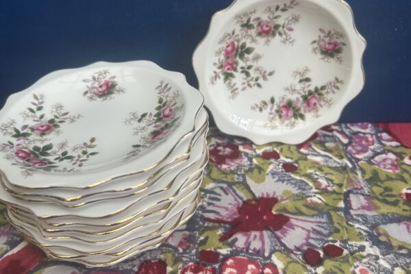 Petit fours bordje Royal Albert, decor Lavender rose, geschulpte rand