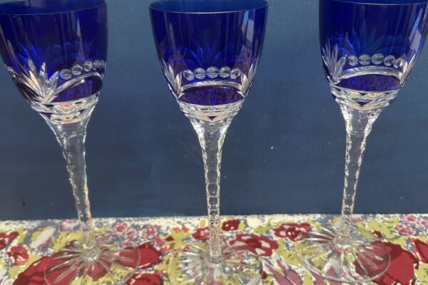 Zwaar bewerkt kristallen wijnglas kobalt blauw