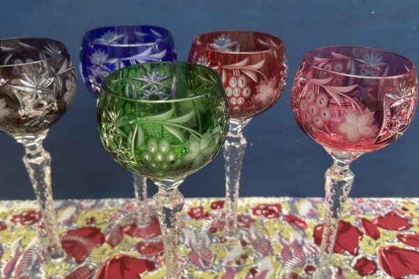 Zwaar bewerkt kristallen wijnglas in diverse kleuren
