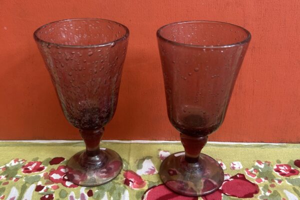 Wijnglas, dik glas met luchtbelletjes erin kleur aubergine