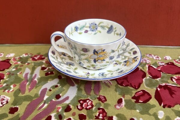 Theekop en schotel, Minton decor Haddon Hall blue