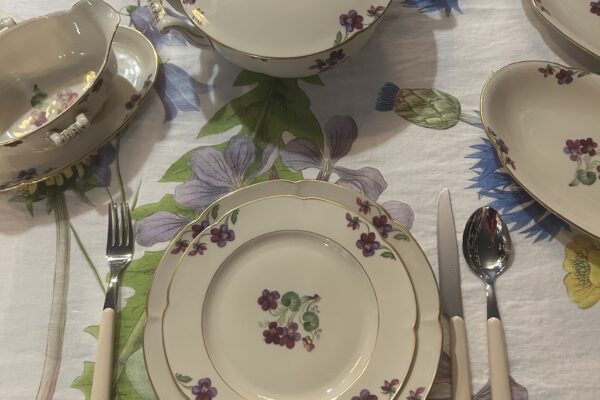 12 persoons dinerservies van Konigl. Pr. Tettau, decor Lucia met viooltje
